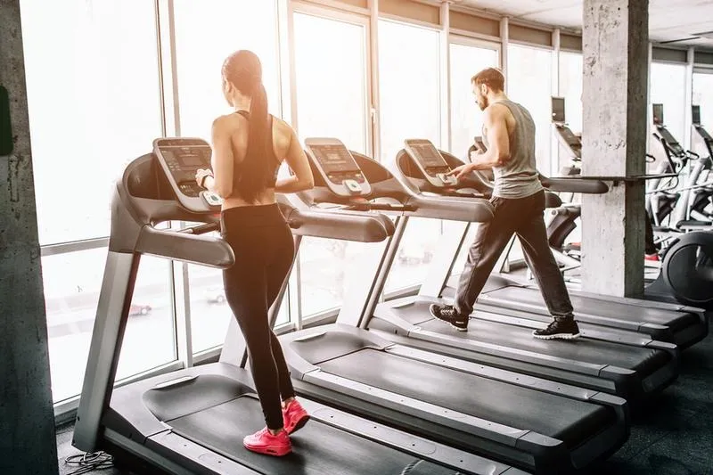 Cardio przed czy po treningu siłowym? Wybierz lepszy moment na spalanie tłuszczu