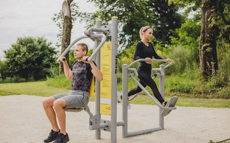 Siłownia plenerowa blisko domu – jak trenować regularnie bez karnetu